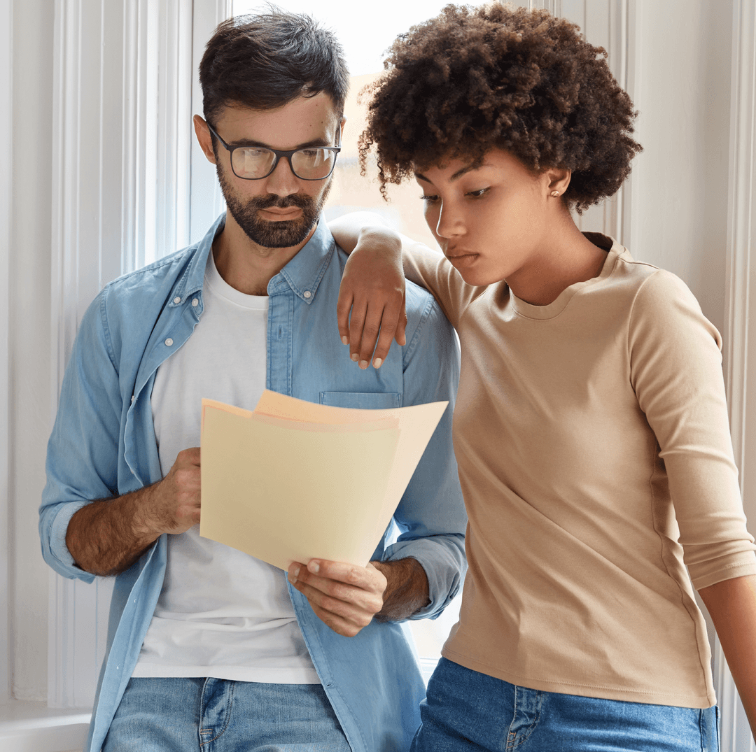 Clientes analisando documentos com preocupação